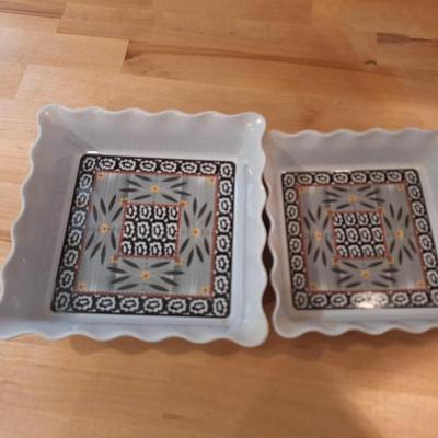 2 melamine dishes