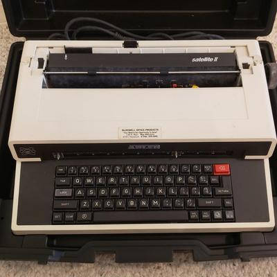 Adler Satellite II Electric Typewriter (BD-KD)