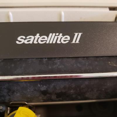 Adler Satellite II Electric Typewriter (BD-KD)
