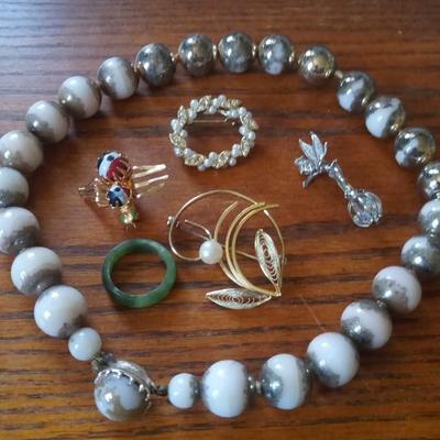 LOT 125 LOT OF VINTAGE JEWELRY
