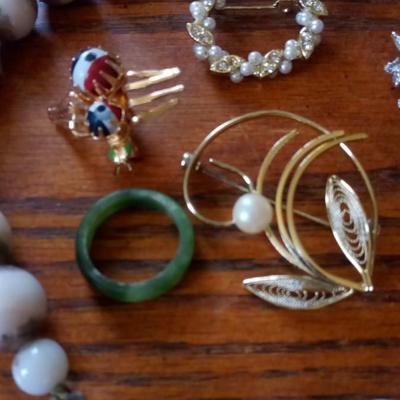 LOT 125 LOT OF VINTAGE JEWELRY