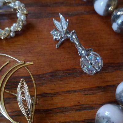 LOT 125 LOT OF VINTAGE JEWELRY