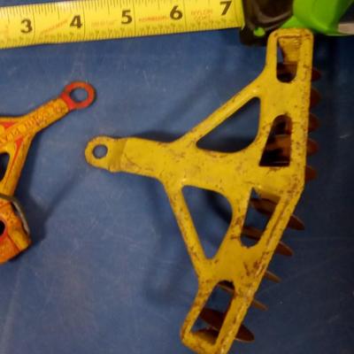 LOT 129 OLD METAL TOY TRACTOR