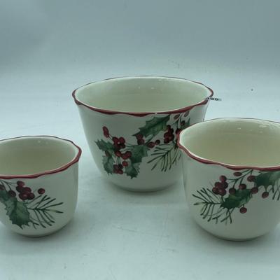 Small graduated bowls