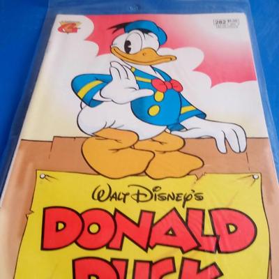 LOT 135 DISNEY DONALD DUCK COMIC BOOK