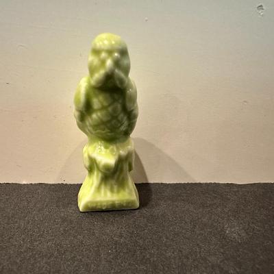 WADE WHIMSIES MINIATURE figurine whimsy England made vintage animal mcm vtg decor collectible red rose tea jade green parrot macaw bird