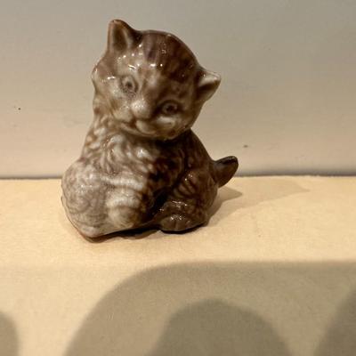 Vintage Wade Red Rose Tea Figurine Kitten with Pink tinted Yarn