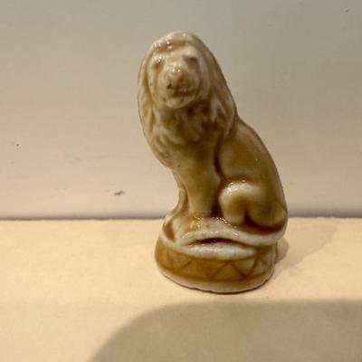Wade Whimsies Sitting Lion Miniature Figurine Brown Red Rose Tea England 1"