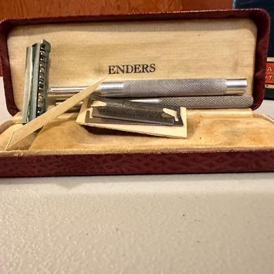 Antique Wm Enders Single Edge Safety Razor Set in Case
