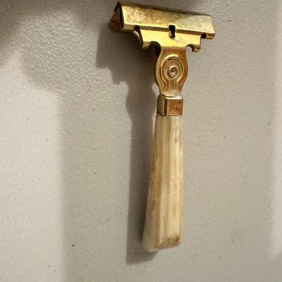 Antique Wm Enders Single Edge Safety Razor Set in Case