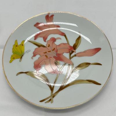 Pair of Asian hanging plates-local pickup and shipping available