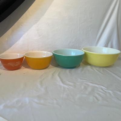 Six Vintage Pyrex Bowls (K-MG)