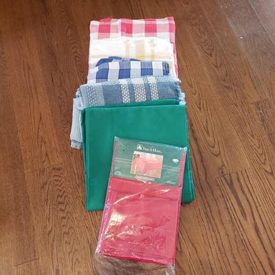 Large Lot of Tablecloths, Linen Napkins and More (D-KD)