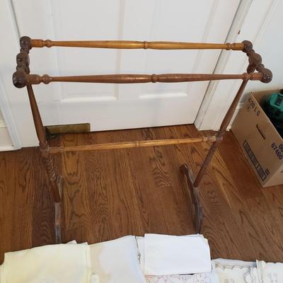 Large Lot of Tablecloths, Linen Napkins and More (D-KD)