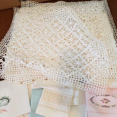 Large Lot of Tablecloths, Linen Napkins and More (D-KD)