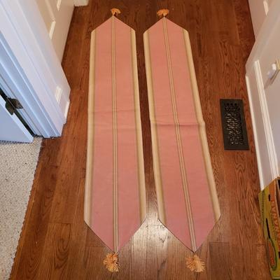 Large Lot of Tablecloths, Linen Napkins and More (D-KD)