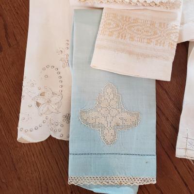 Large Lot of Tablecloths, Linen Napkins and More (D-KD)