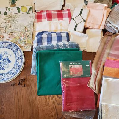 Large Lot of Tablecloths, Linen Napkins and More (D-KD)