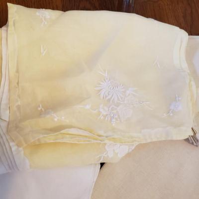 Large Lot of Tablecloths, Linen Napkins and More (D-KD)
