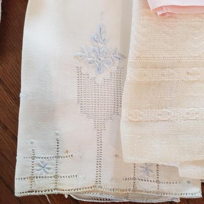 Large Lot of Tablecloths, Linen Napkins and More (D-KD)