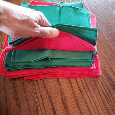 Large Lot of Tablecloths, Linen Napkins and More (D-KD)