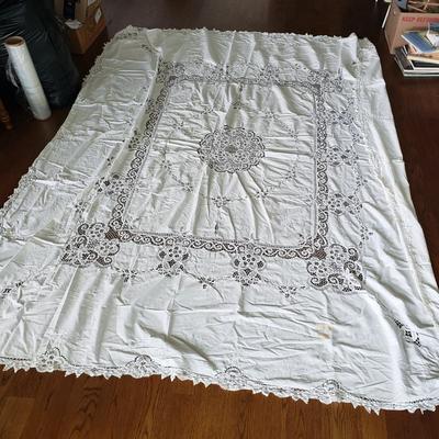 Large Lot of Tablecloths, Linen Napkins and More (D-KD)