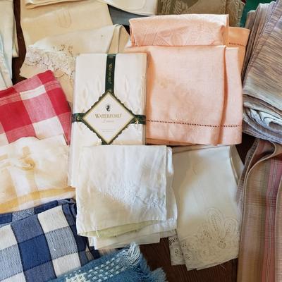 Large Lot of Tablecloths, Linen Napkins and More (D-KD)