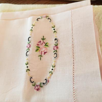 Large Lot of Tablecloths, Linen Napkins and More (D-KD)