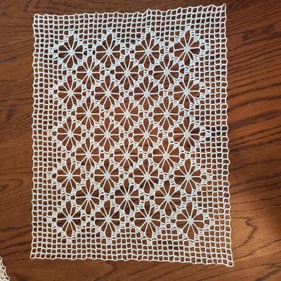 Large Lot of Tablecloths, Linen Napkins and More (D-KD)