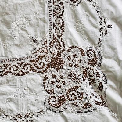 Large Lot of Tablecloths, Linen Napkins and More (D-KD)