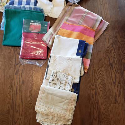 Large Lot of Tablecloths, Linen Napkins and More (D-KD)
