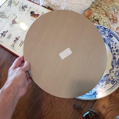Large Lot of Tablecloths, Linen Napkins and More (D-KD)