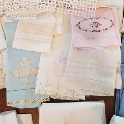 Large Lot of Tablecloths, Linen Napkins and More (D-KD)