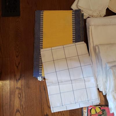 Large Lot of Tablecloths, Linen Napkins and More (D-KD)