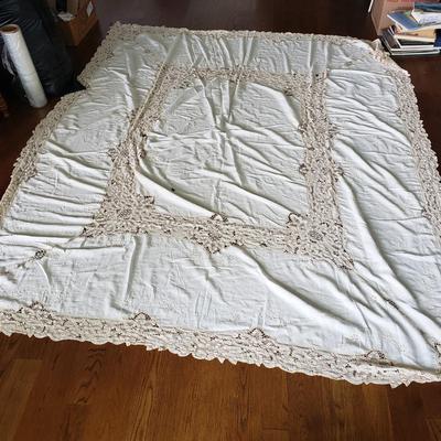 Large Lot of Tablecloths, Linen Napkins and More (D-KD)
