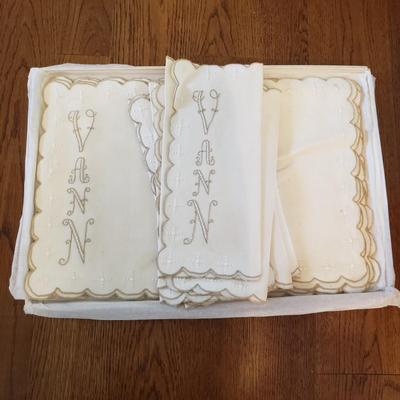 Large Lot of Tablecloths, Linen Napkins and More (D-KD)