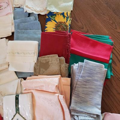 Large Lot of Tablecloths, Linen Napkins and More (D-KD)