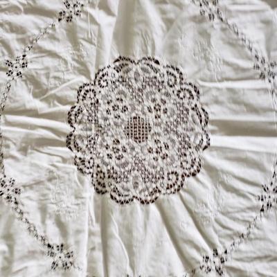 Large Lot of Tablecloths, Linen Napkins and More (D-KD)