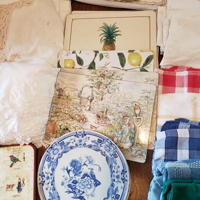 Large Lot of Tablecloths, Linen Napkins and More (D-KD)