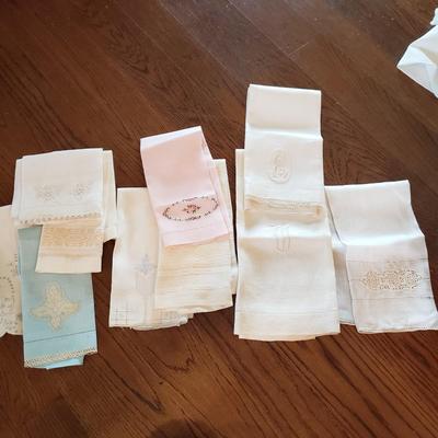Large Lot of Tablecloths, Linen Napkins and More (D-KD)