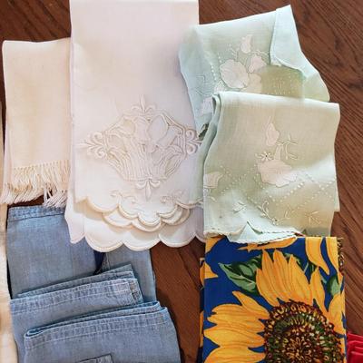 Large Lot of Tablecloths, Linen Napkins and More (D-KD)