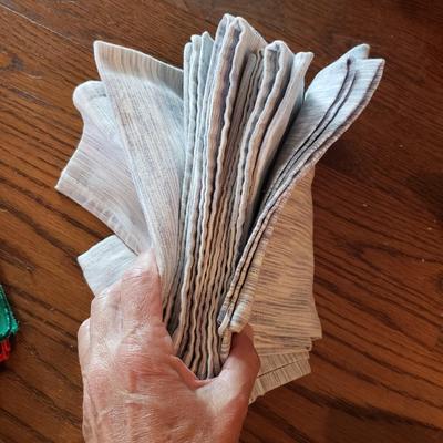 Large Lot of Tablecloths, Linen Napkins and More (D-KD)