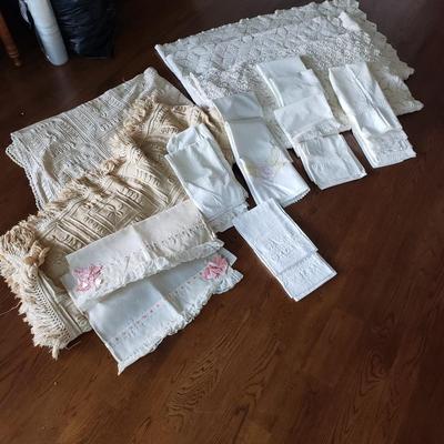Vintage Bedspreads and Pillowcases (D-KD)