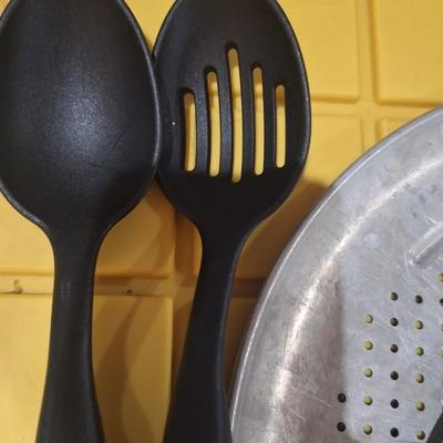 Pizza pans and spoons