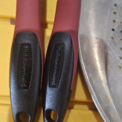 Pizza pans and spoons