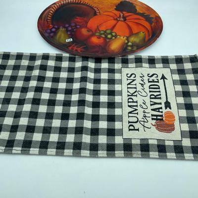 Tablerunner and tray