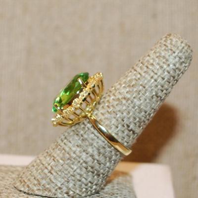 Size 7½ Large Key Lime Green Oval Stone Ring with Full Surround Nest Setting on a Gold Tone Band (5.7g)