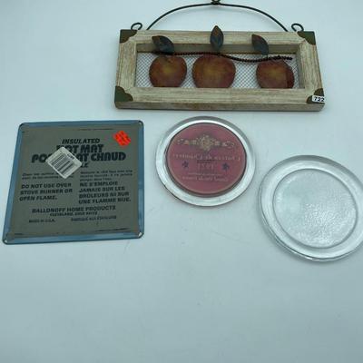 Apple wall hanging