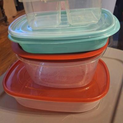 Plastic food storage containers