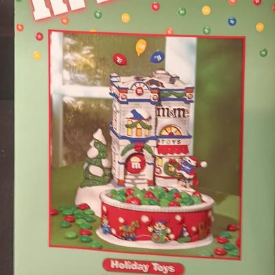 DEPARTMENT 56 M&M'S "HOLIDAY TOYS' LIGHTED HOUSE AND CANDY DISH